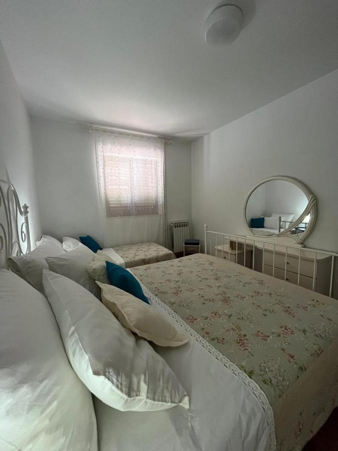 Apartment With Swimming Pool Jelsa  Exteriör bild