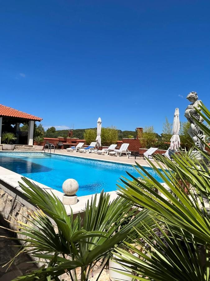 Apartment With Swimming Pool Jelsa  Exteriör bild